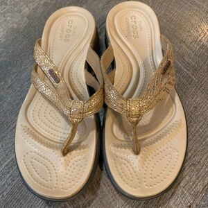 Crocs Dual Comfort Flip Flop
Sandals Women's Size 8
Beige/Gold Thong Shoes